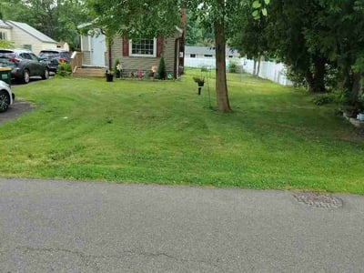 Lawn care service in Syracuse, 13212