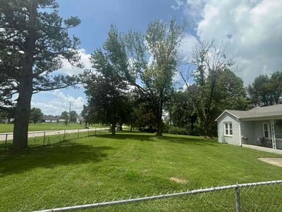 Lawn care service in Fayetteville, 72704