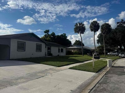 Lawn care service in Seffner, 33584