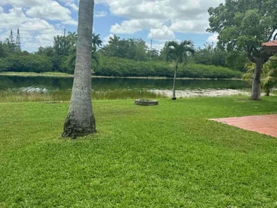 Lawn care service in Pembroke Pines, 33029