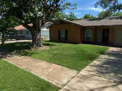 Lawn care service in Fort Worth, 76140