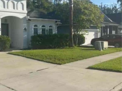 Lawn care service in Jacksonville, 32081
