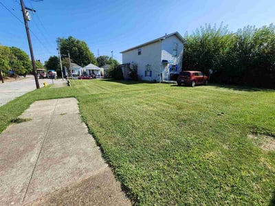 Lawn care service in Louisville, 40212