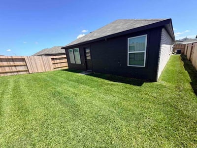 Lawn care service in Montgomery, 77316