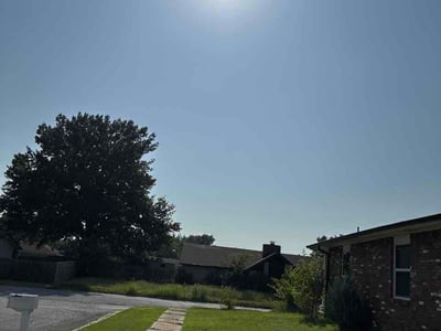 Lawn care service in Tulsa, 74129