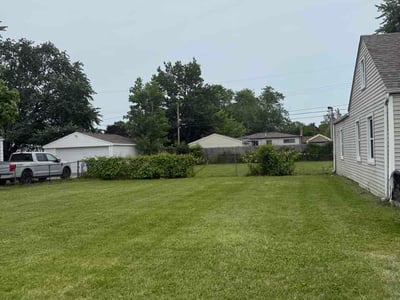 Lawn care service in Warren, 48089
