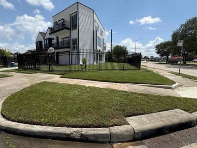 Lawn care service in Houston, 77033