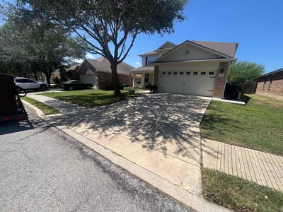 Lawn care service in San Antonio, 78221