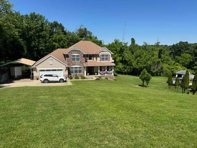 Lawn care service in Washington, 15301