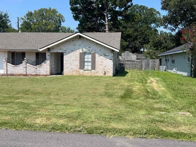 Lawn care service in Lafayette, 70506