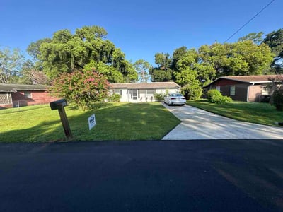 Lawn care service in Lakeland, 33801