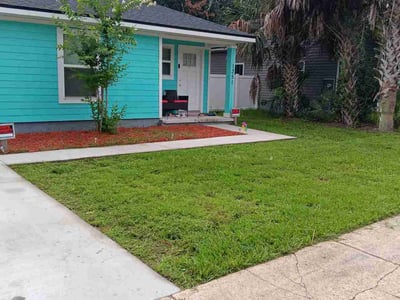 Lawn care service in Jacksonville, 32206