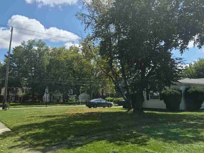 Lawn care service in Toledo, 43606
