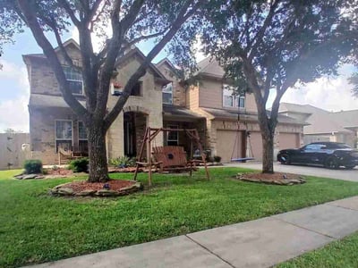 Lawn care service in Pearland, 77581