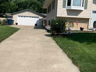 Lawn care service in Urbandale, 50322