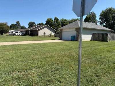Lawn care service in Battlefield, 65619
