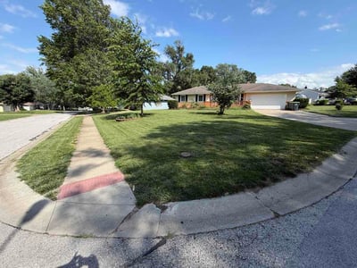 Lawn care service in Blue Springs, 64014