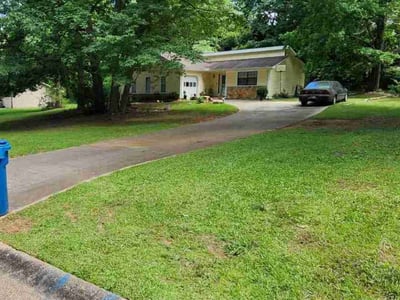Lawn care service in Stockbridge, 30281