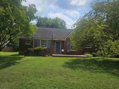Lawn care service in Nashville, 37206