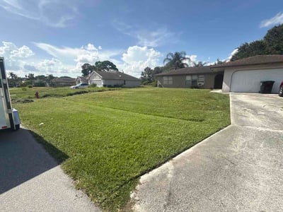 Lawn care service in Port St. Lucie, 34953