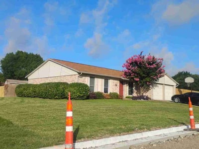 Lawn care service in Fort Worth, 76108