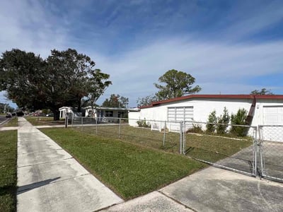Lawn care service in Bradenton, 34205