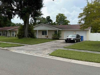 Lawn care service in Tampa, 33615