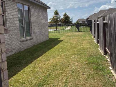 Lawn care service in Manvel, 77578