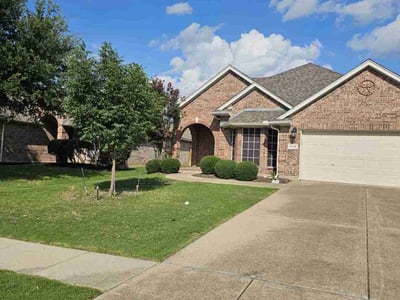 Lawn care service in Grand Prairie, 75054