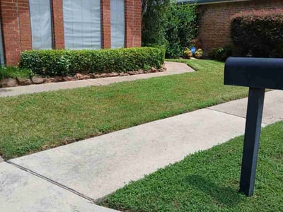 Lawn care service in Houston, 77077