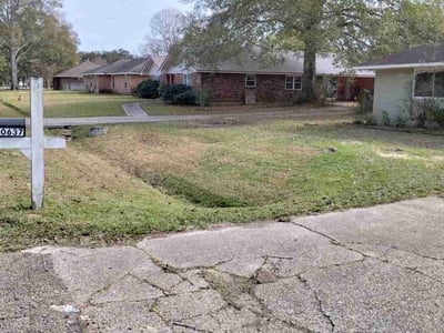 Lawn care service in Baton Rouge, 70818