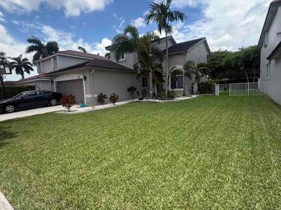 Lawn care service in Pembroke Pines, 33029