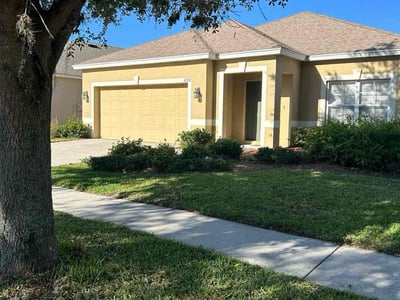 Lawn care service in Ruskin, 33573