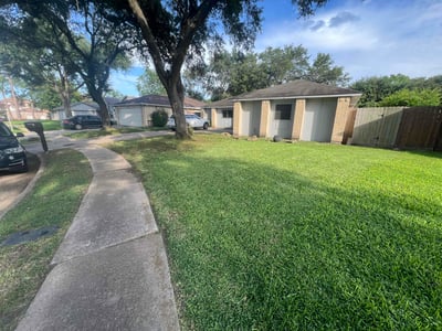 Lawn care service in Houston, 77082
