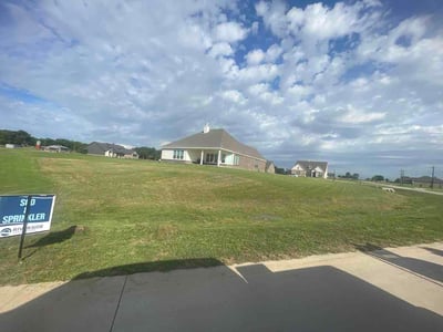 Lawn care service in Valley View, 76272