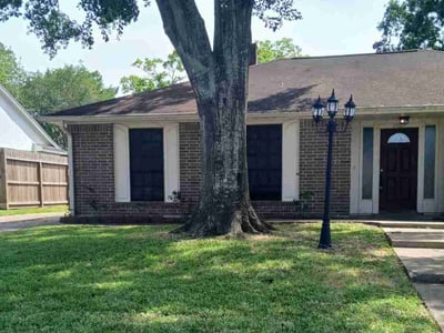 Lawn care service in Friendswood, 77546