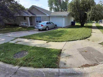 Lawn care service in Bellevue, 68123