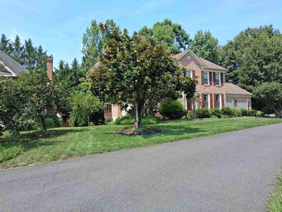 Lawn care service in Clifton, 20124