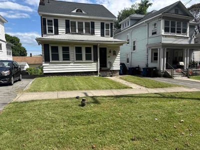 Lawn care service in Syracuse, 13203