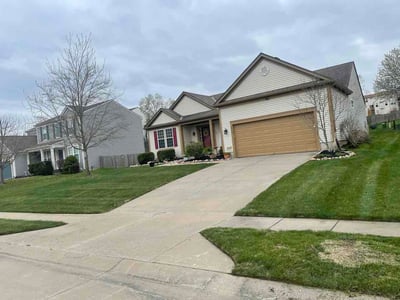 Lawn care service in Kansas City, 64118