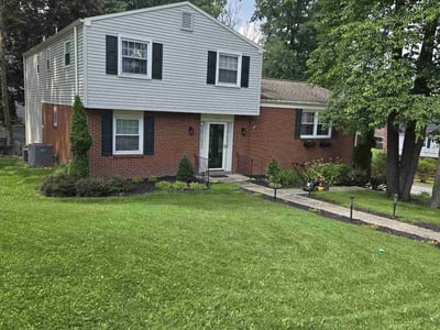 Lawn care service in Pittsburgh, 15209