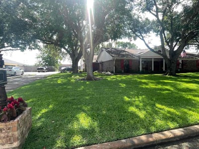Lawn care service in League City, 77573