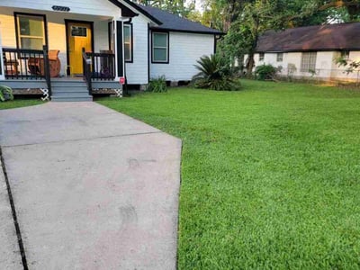 Lawn care service in Houston, 77022