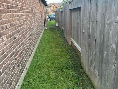 Lawn care service in Richmond, 77407