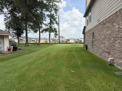 Lawn care service in Crosby, 77532