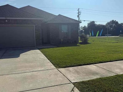 Lawn care service in Lafayette, 70506