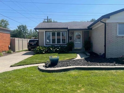 Lawn care service in Warren, 48093