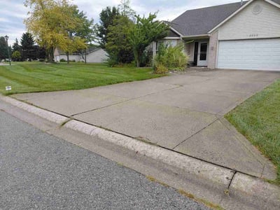 Lawn care service in Fort Wayne, 46825