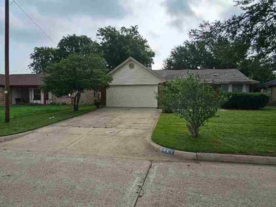 Lawn care service in Grand Prairie, 75052