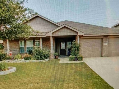 Lawn care service in Fort Worth, 76110